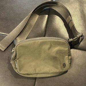 Lululemon Cross body/fanny pack green